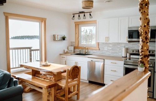 Saint Esprit Cottage | Rustic Luxury Lake Cottage with Private Hot Tub /FirePit /Kayaks /Sauna