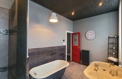 Brighton Apartment | Rustic-Meets-Modern 3BR Stay in Brighton | Walk to Shops & Parks