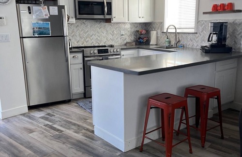 Seabright Apartment | Rustic Modern 1BR in Sunny Seabright
