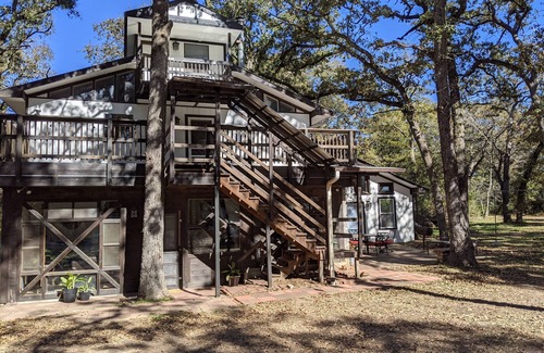 Perry Cabin | Rustic modern cabin surrounded by trees and large yard 25 miles from Waco/Temple