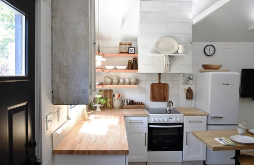 Troy House | Rustic Modern Cottage Retreat in the Heart of Troy