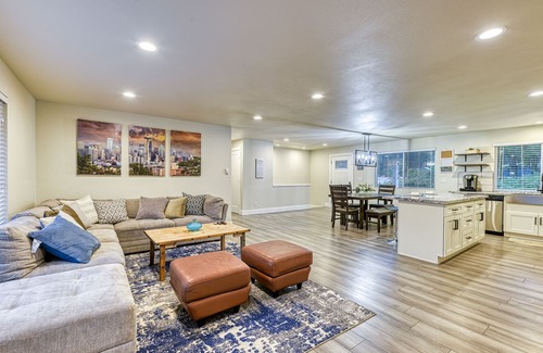Duvall House | ★ Rustic Modern Mid Century Big Farmhouse ★ 2 Portable AC Units!