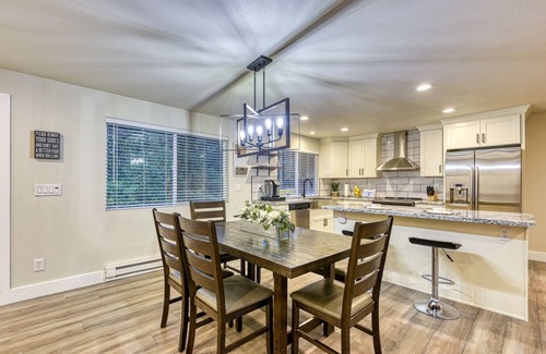 Duvall House | ★ Rustic Modern Mid Century Big Farmhouse ★ 2 Portable AC Units!