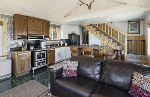 Creede Cabin | Rustic Mountain Cabin-Panoramic Views of Creede - Private Hot Tub!