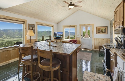 Creede Cabin | Rustic Mountain Cabin-Panoramic Views of Creede - Private Hot Tub!