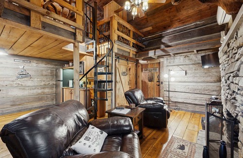Hendersonville Cabin | Rustic Mountain Cabin with private gas grill and outdoor living space