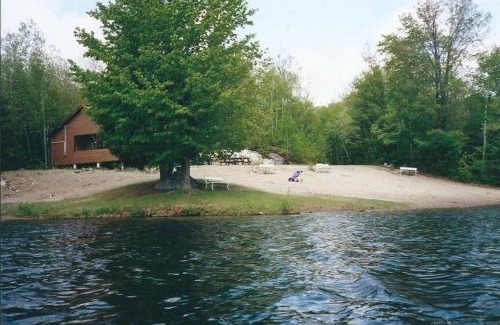 Les Pays-d'en-Haut Regional County Municipality House | Rustic nature retreat with Hot Tub