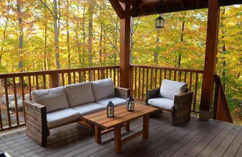 Les Pays-d'en-Haut Regional County Municipality House | Rustic nature retreat with Hot Tub
