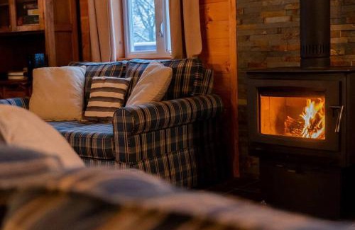 Les Pays-d'en-Haut Regional County Municipality House | Rustic nature retreat with Hot Tub