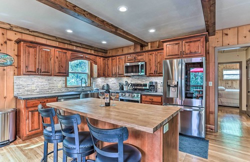 Oakhurst Cottage | Rustic Oakhurst Retreat < 4 Mi to Bass Lake!