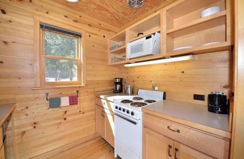 Mazama Cabin | Rustic One Bedroom Cabin