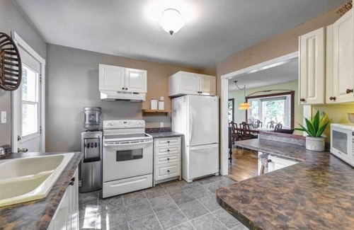 Pleasant Point Cottage | Rustic Pines Waterfront Cottage *CLEAR WATER*