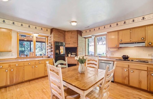 Spokane House | Rustic Private Farmhouse on the Little Spokane Riv