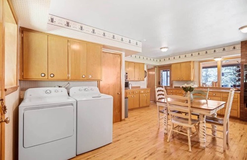 Spokane House | Rustic Private Farmhouse on the Little Spokane Riv