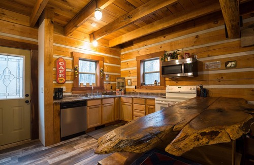 Gnaw Bone Cabin | Rustic recreation room near Nashville!