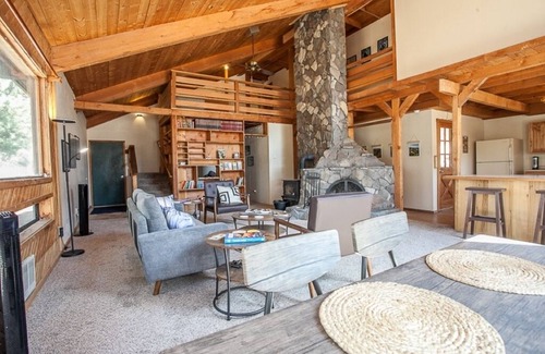 The Dalles House | Rustic Retreat - 3 Bedrooms, 3 Bathrooms - Beautiful Cabin on 5 Acres of Land