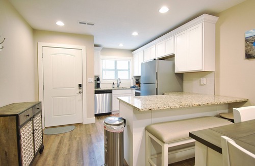 Branson Condo | Rustic Retreat 3Bed/3Ba Walk In Quiet Close to Lake TaneyComo & The Landing