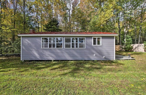 Appleton Cottage | Rustic Retreat Across From Lake; Family Friendly!