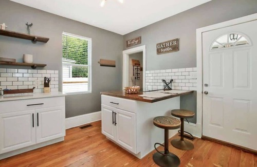 Wichita House | Rustic Retreat - Cute and Cozy! Centrally Located