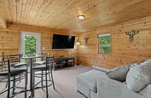Mount Pocahontas House | Rustic Retreat - Fire-pit Hot-Tub and more