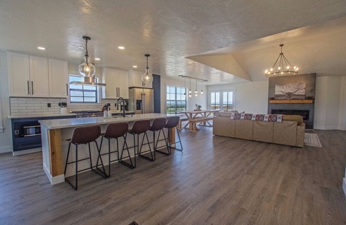 Ellensburg House | Rustic retreat for the whole family! HOT TUB, game room. SLEEPS 16+ Valley VIEWS