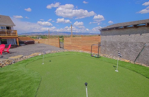 Ellensburg House | Rustic retreat for the whole family! HOT TUB, game room. SLEEPS 16+ Valley VIEWS