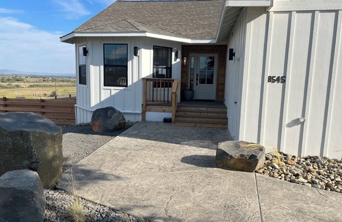 Ellensburg House | Rustic retreat for the whole family! HOT TUB, game room. SLEEPS 16+ Valley VIEWS