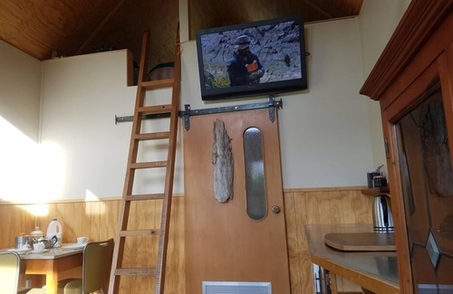 Charlton Cottage | Rustic Retreat, handy location