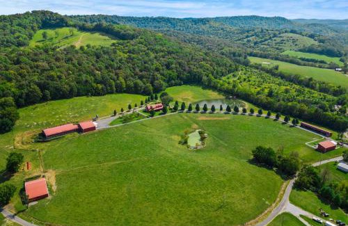 Chestnut Mound House | Rustic Retreat in Hickman on 160 Acres with Views!