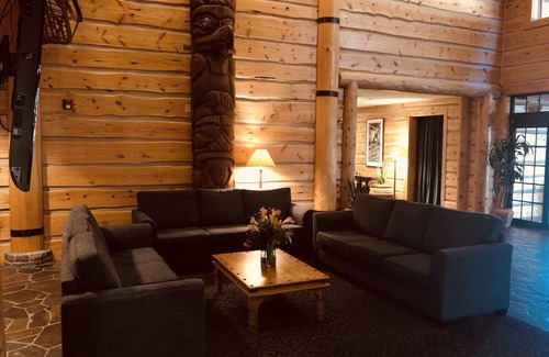 Vancouver Hotel | Rustic Retreat | Peaceful Countryside Room with Ensuite Bath & Pool Access