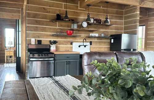 Wakenda Cabin | Rustic Retreat - Quiet Cabin on Scenic Countryside