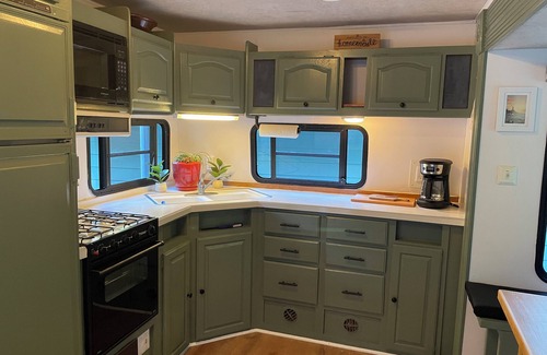 Kingston House | Rustic Retreat - RV- Minutes Away From Hiking - Biking & Kayaking!