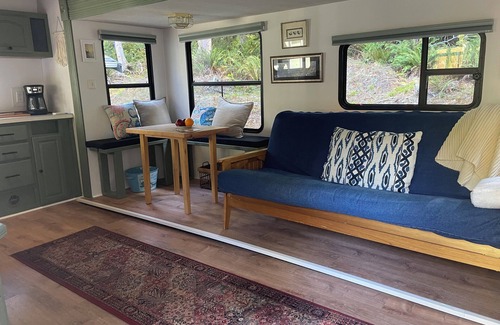 Kingston House | Rustic Retreat - RV- Minutes Away From Hiking - Biking & Kayaking!