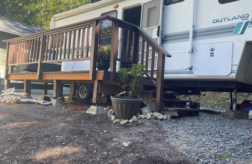 Kingston House | Rustic Retreat - RV- Minutes Away From Hiking - Biking & Kayaking!