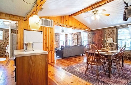 San Marcos Cabin | Rustic Retreat: Tub, Firepit, Porch Swings & Pool