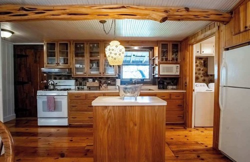 San Marcos Cabin | Rustic Retreat: Tub, Firepit, Porch Swings & Pool