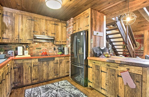 North Branford House | Rustic Retreat w/Hot Tub in North Branford!