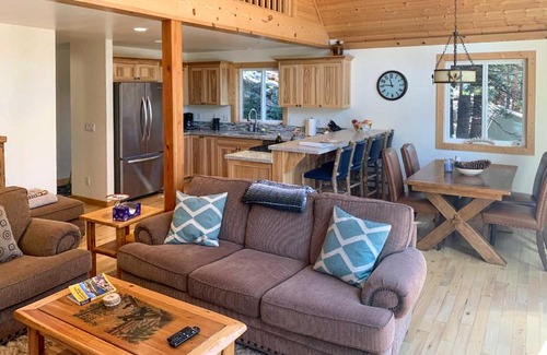 East Shore House | Rustic Retreat with Deck Steps From Lake Almanor!