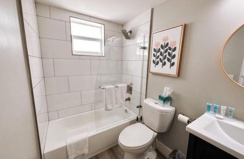 Poinciana Park Apartment | Rustic Retreats Cozy 1BR For 4 Guests Minutes From Las Olas