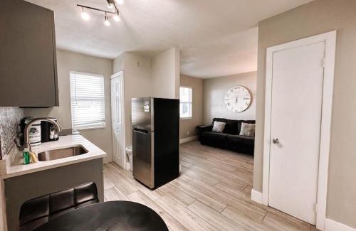 Poinciana Park Apartment | Rustic Retreats Cozy 1BR For 4 Guests Minutes From Las Olas