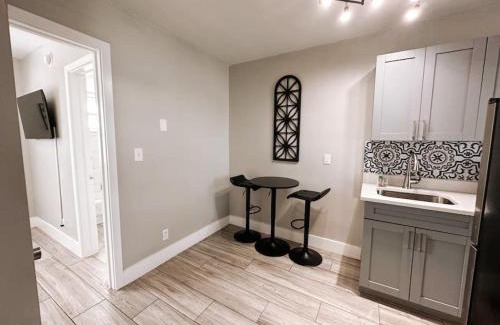 Poinciana Park Apartment | Rustic Retreats Cozy 1BR For 4 Guests Minutes From Las Olas