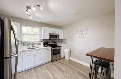 Poinciana Park Apartment | Rustic Retreats Cozy 2BR for 6 guests minutes from Las Olas