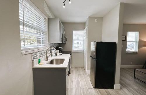 Poinciana Park Apartment | Rustic Retreats Cozy 1BR for 4 guests minutes from Las Olas