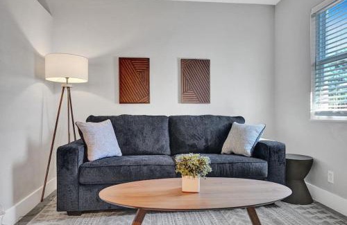 Poinciana Park Apartment | Rustic Retreats Cozy 1BR For 4 Guests In The Heart Of Fort Lauderdale