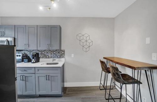 Poinciana Park Apartment | Rustic Retreats Cozy 1BR For 4 Guests In The Heart Of Fort Lauderdale