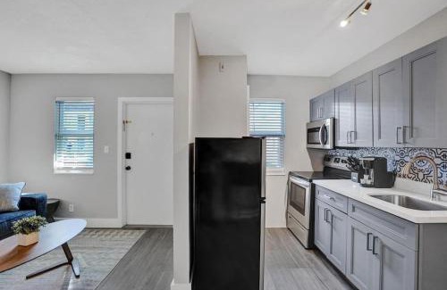Poinciana Park Apartment | Rustic Retreats Cozy 1BR For 4 Guests In The Heart Of Fort Lauderdale