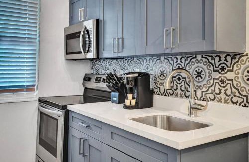 Poinciana Park Apartment | Rustic Retreats Modern 1BR for 2 guests in the heart of Fort Lauderdale
