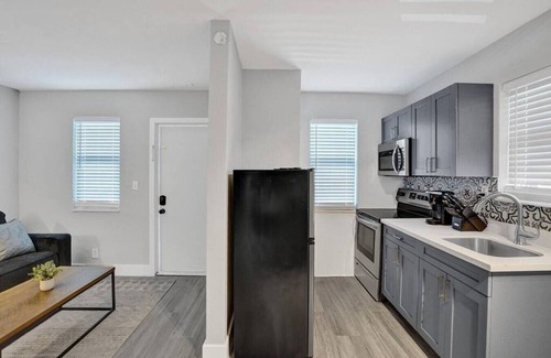 Poinciana Park Apartment | Rustic Retreats: Beachy 1BR in the heart of Fort Lauderdale