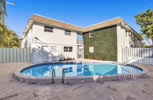 Poinciana Park Apartment | Rustic Retreats 5: Beachy 1BR in the heart of Fort Lauderdale
