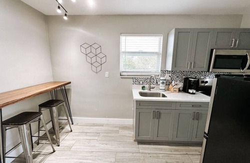 Poinciana Park Apartment | Rustic Retreats: 1BR for 4 guests minutes from Las Olas